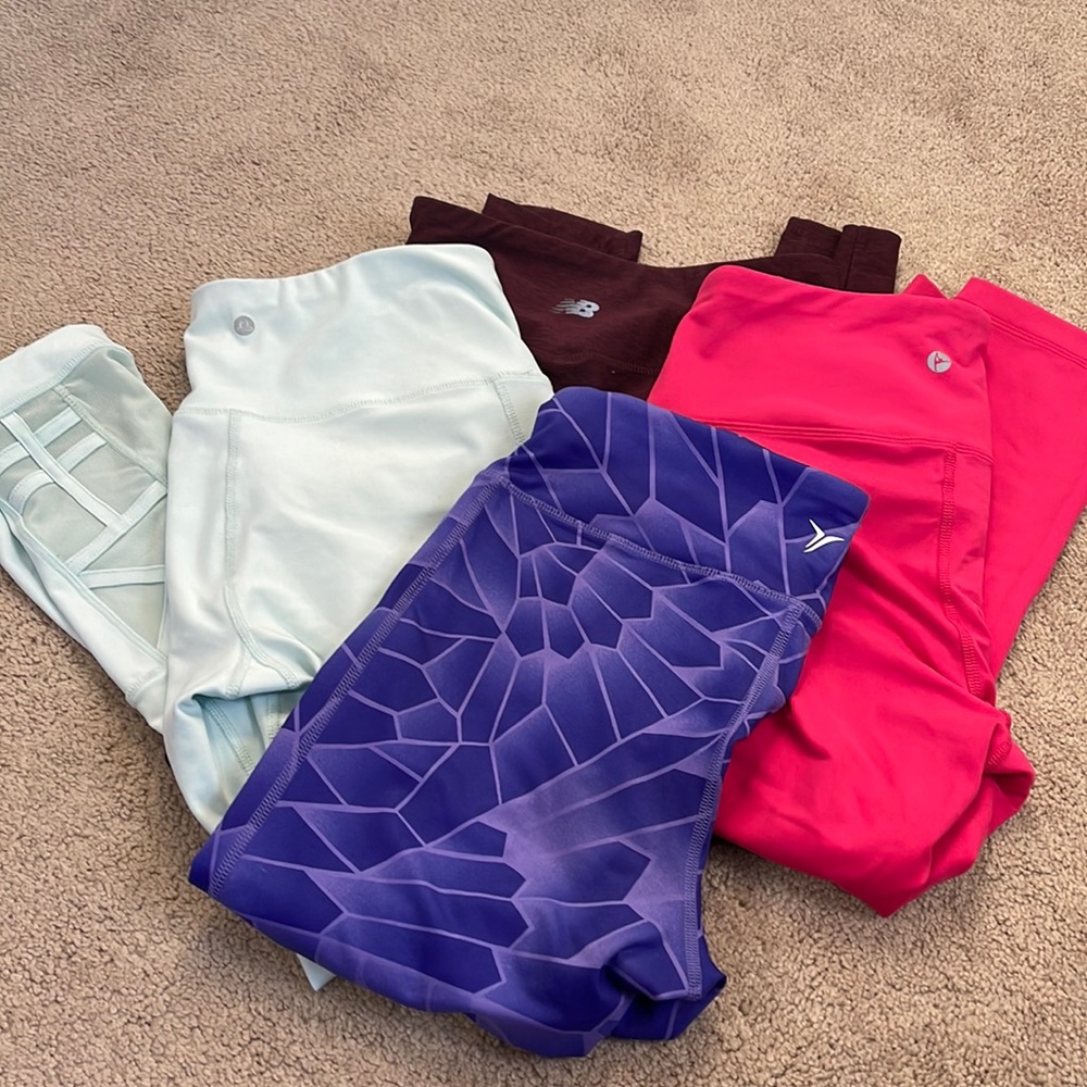 4 Pairs of Women's Work Out Leggings Size Large